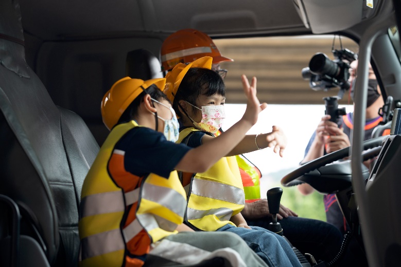 第一次搭上垃圾車很開心和大家打招呼