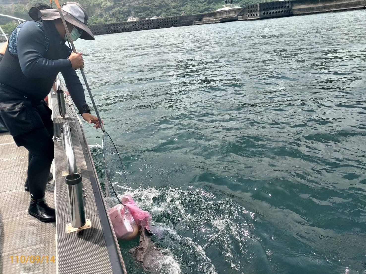 藍海艦隊-艦隊船員自發撈除海漂垃圾