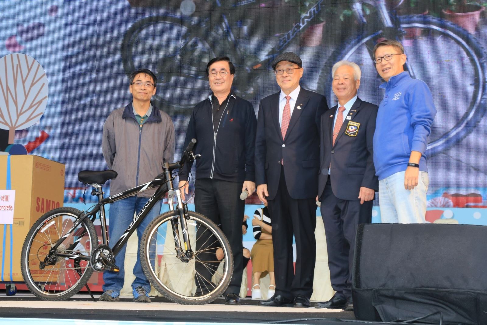 新北市副市長李四川獻愛心，捐出的捷安特變速腳踏車，義賣金額新台幣1萬1千元，納入「新北市幸福保衛站」專戶