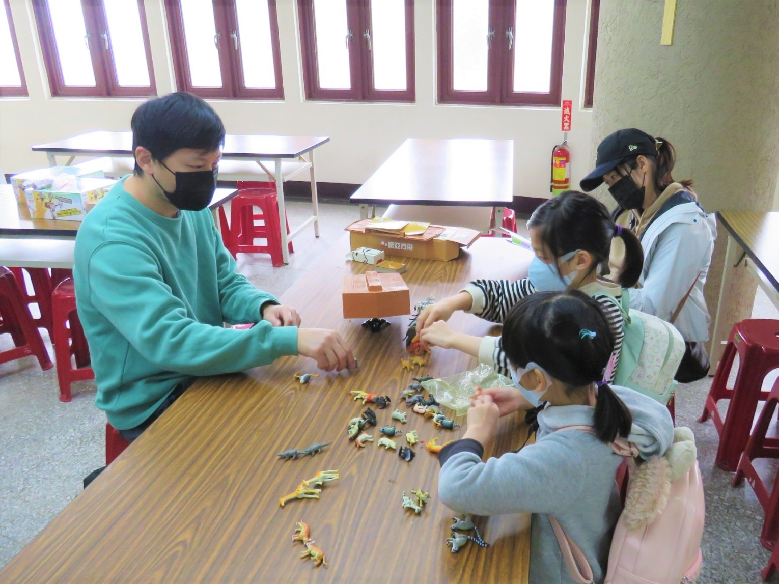 6.濕地故事館安排互動桌遊體驗，讓民眾邊遊戲邊學習棲地保育的重要