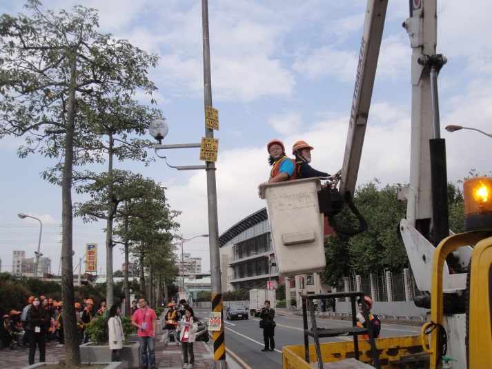 體驗高空作業車撕小廣告
