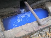 久華公司廠房後方排出藍色廢水
