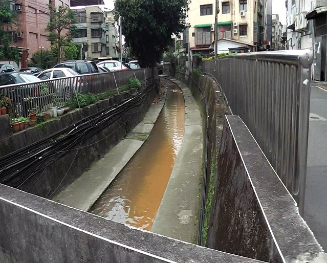 圖二:業者非法排放廢(污)水造成?公圳下游綿延流至景美溪