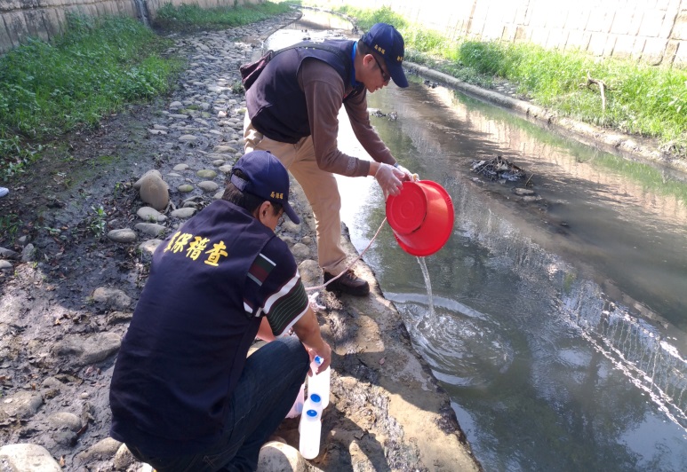 新北市環保局稽查人員於大安圳進行水質取樣及檢測作業