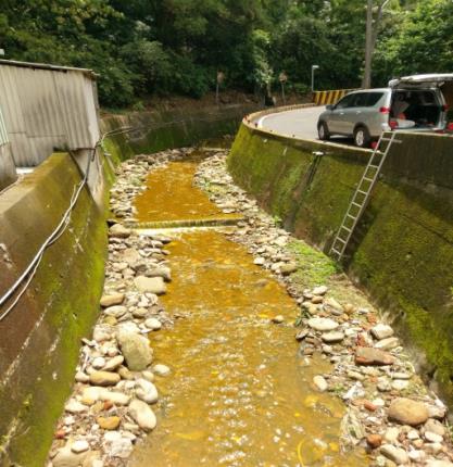 現場受污染河川遭不明液體流入染黃