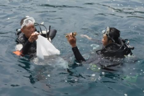 志工潛水撿拾海中垃圾
