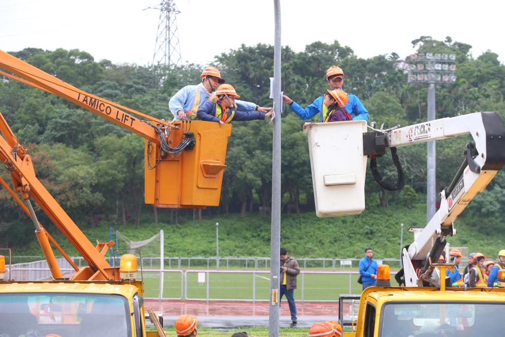 登上高空作業車，環保小局長清除高處的小廣告