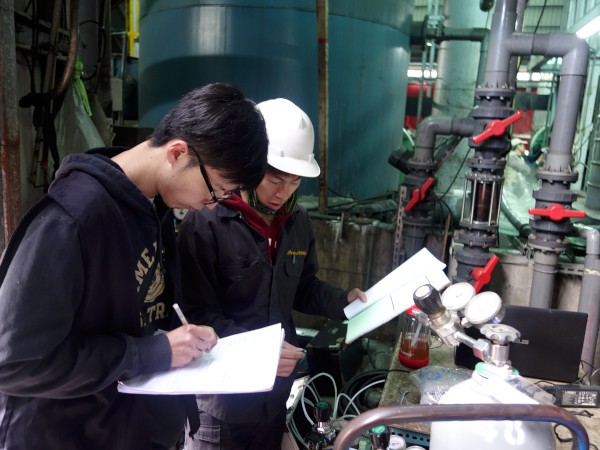 環保局執行工廠檢測查核，現場確認檢測公司氣體鋼瓶是否符合規定