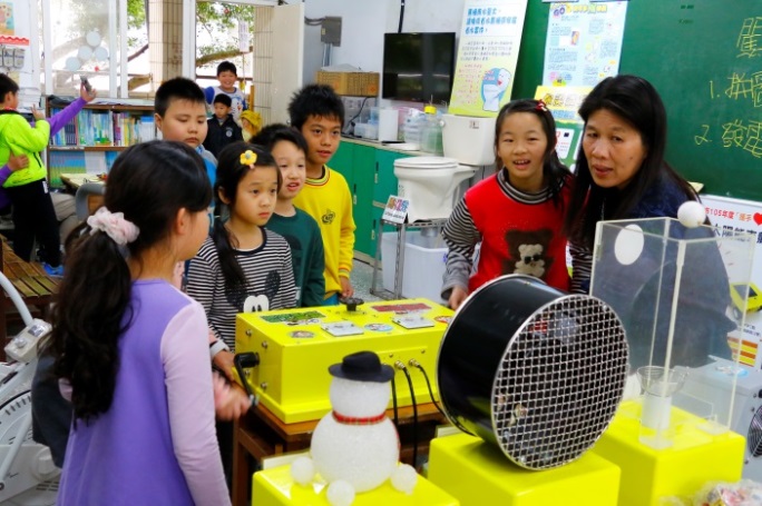 萬里國小以低碳校園、能源科技、生態復育、食農教育及防災教育等五大主軸，發展出完整的校本課程