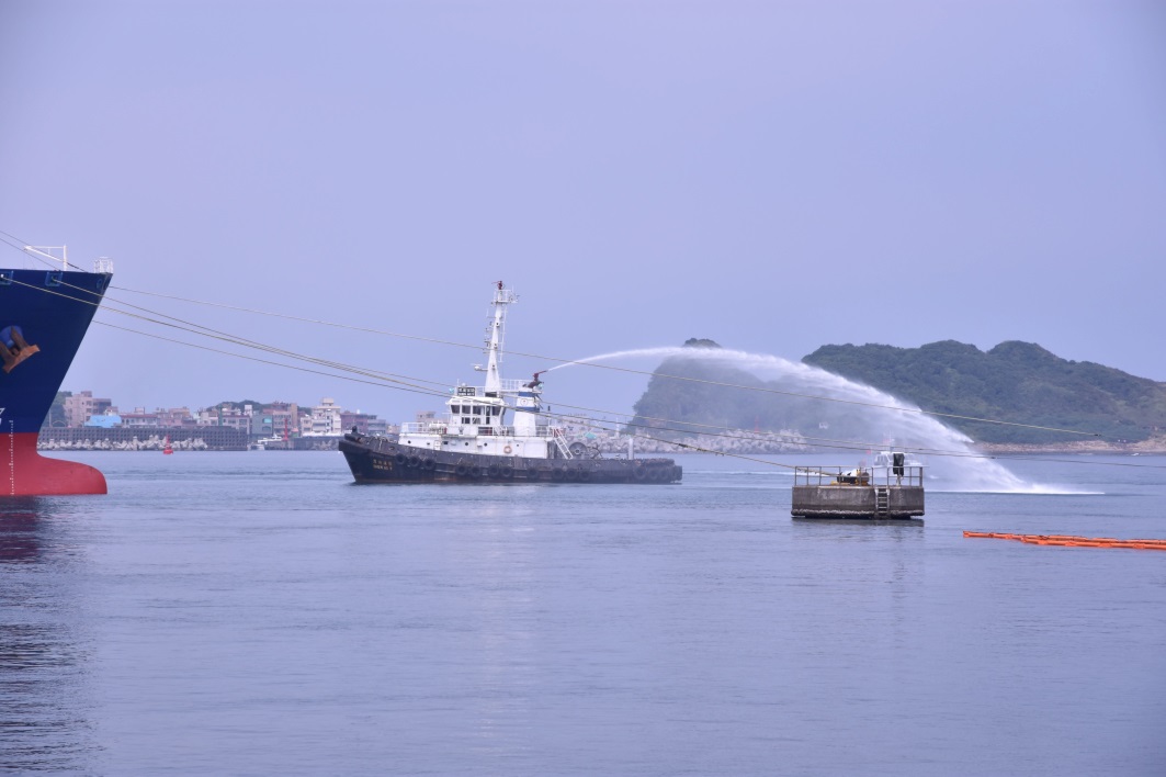 中油深澳中心調派船隻灑水降溫及消除靜電火花