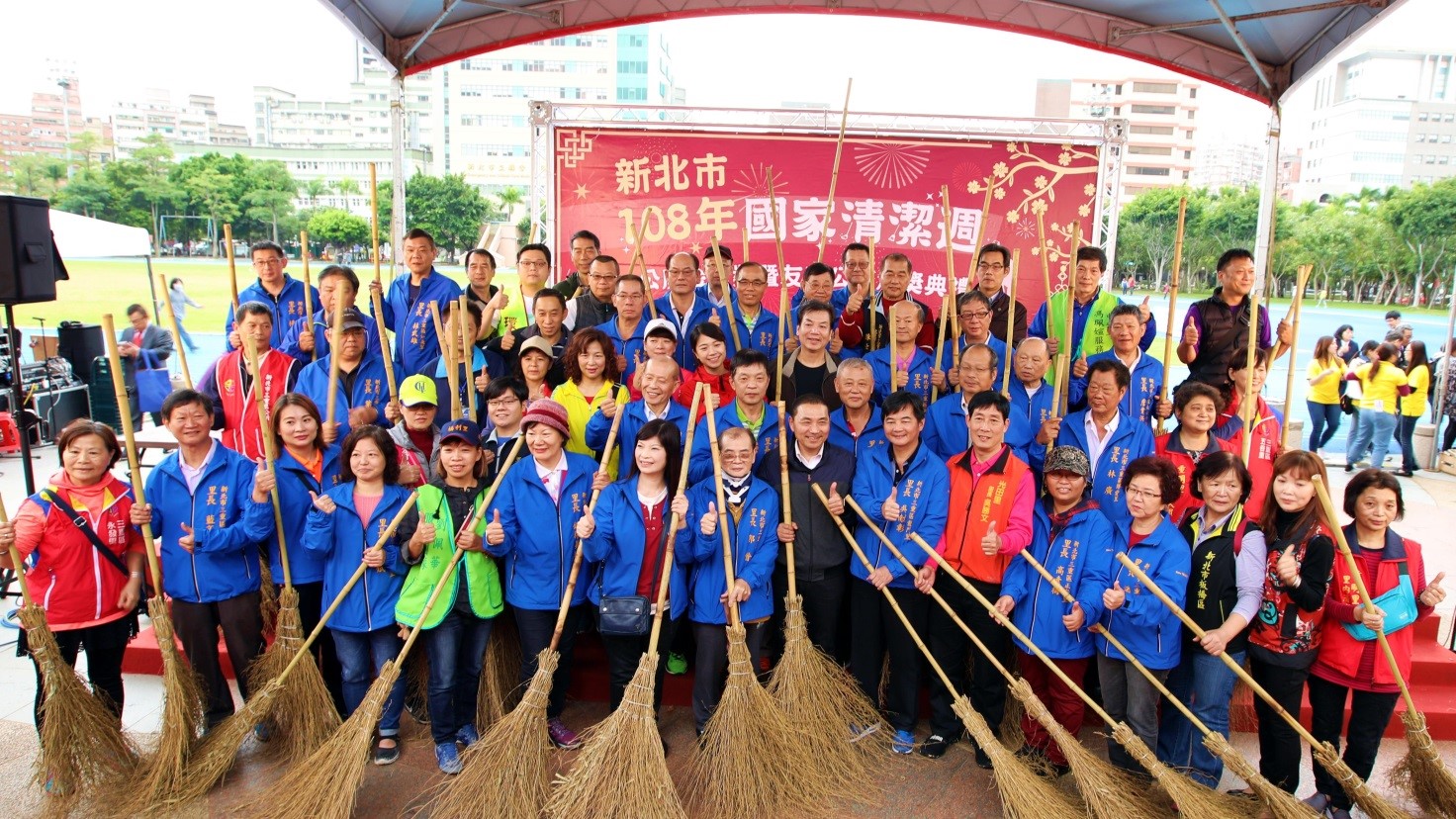 侯市長和市民攜手清掃家園