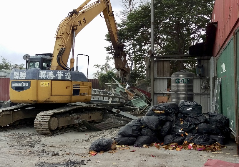 非法燃燒廢棄物之違章建築強制拆除，共三張圖片