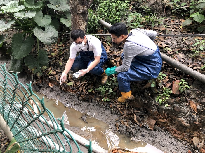 市長與業者握手