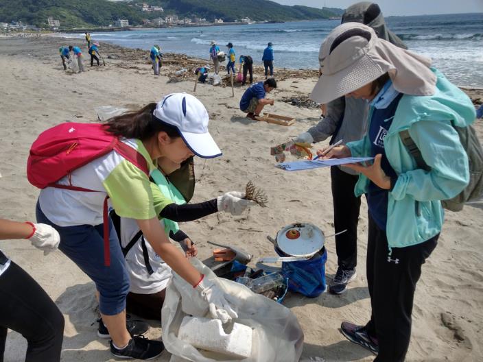 水環境巡守隊、環保志工與民眾一起參與淨灘活動