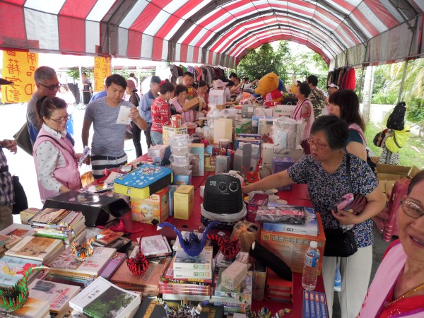 結合節慶活動辦理跳蚤市場，義賣各式各樣的二手書籍、娃娃、器具及衣物等