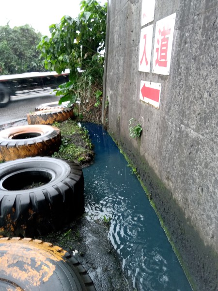 遭不明廢水排入導致溪水呈現藍色污染