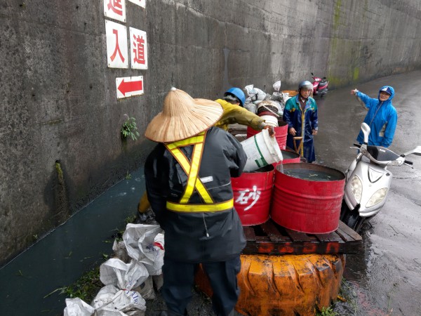 查派員清除地面及溝渠中的藍色廢水