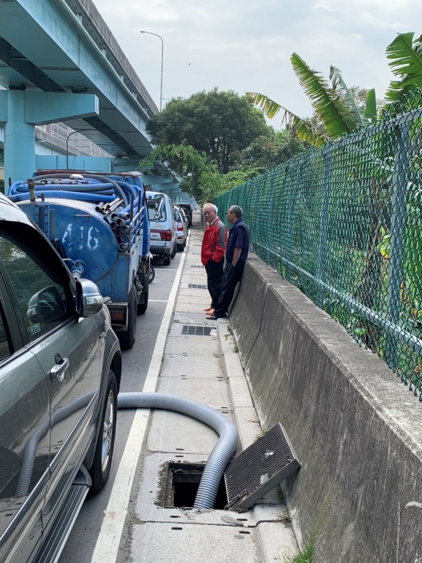 水肥業者常於新莊區中環路三段沿線趁隙將滿載水肥偷偷排放到馬路側溝