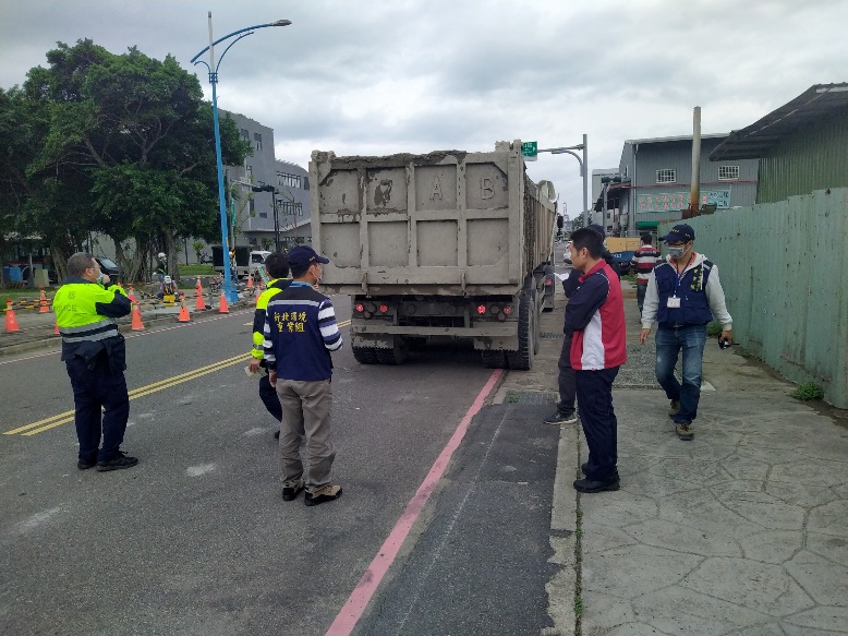 曳引車形跡可疑