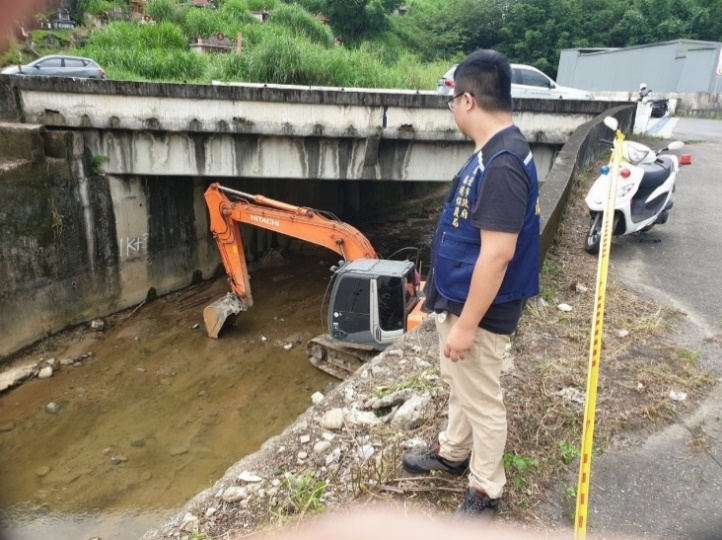 環保局稽查員遂即會同警察局三峽分局及三峽區公所前往稽查