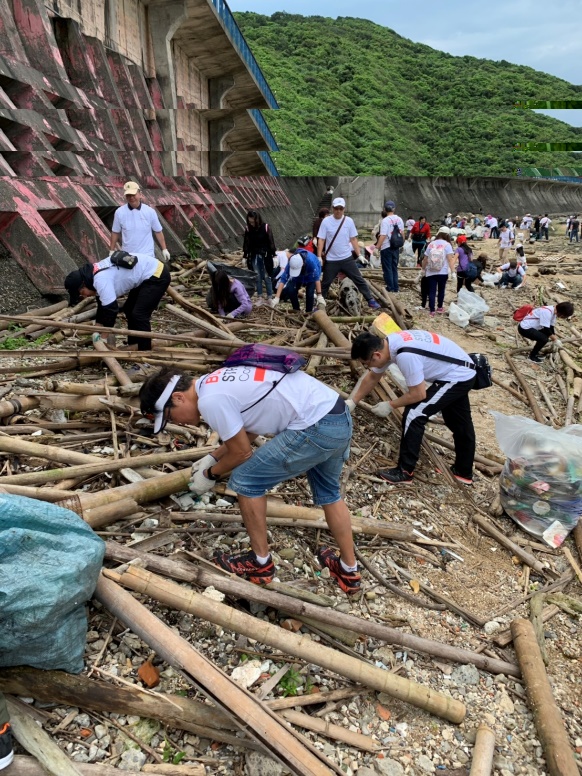 共同執行各種環保任務，包括淨灘、搭建環保菜圃、響應減塑活動等