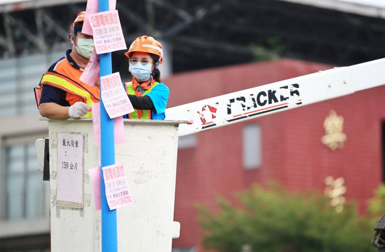 小局長們還實際搭上高空作業車撕除小廣告