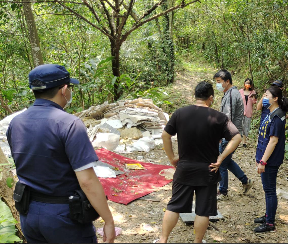 山區遭非法棄置大量廢棄物