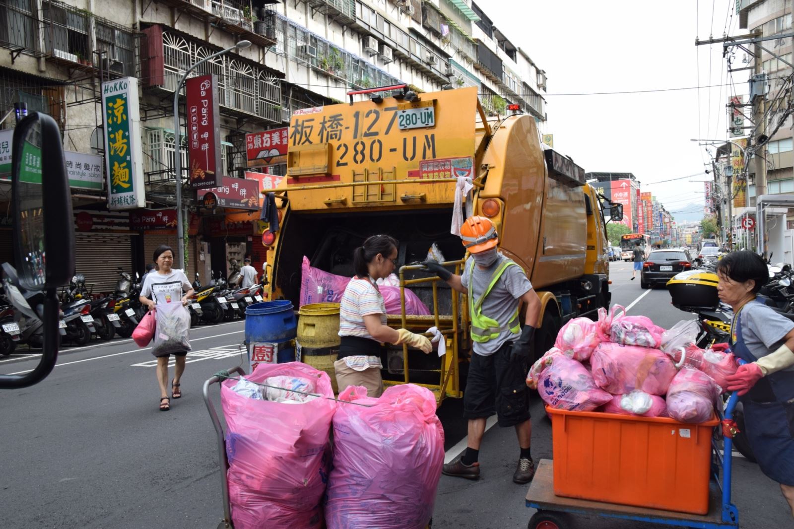 新北市清潔隊犧牲除夕年假，優先為市民朋友服務，加班收運垃圾，讓民眾除舊布新過好年