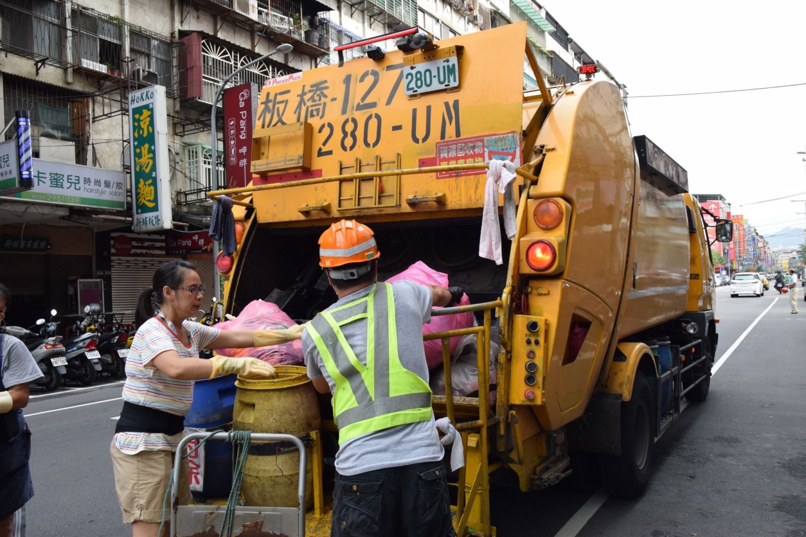 新北市環保局各區清潔隊除夕當天加班收運，讓市民朋友可以開心過個乾淨好年