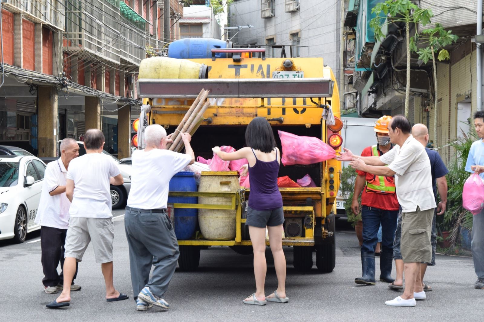 新北市環保局除夕當天優先為市民服務，清潔隊從上午即開始加班收運垃圾