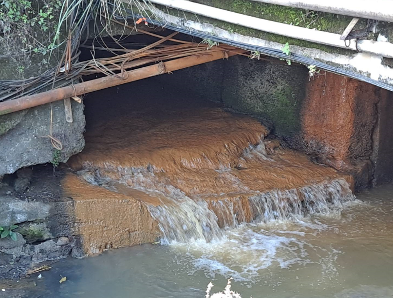 查獲之廢水管線破裂導致泥水外流污染河川