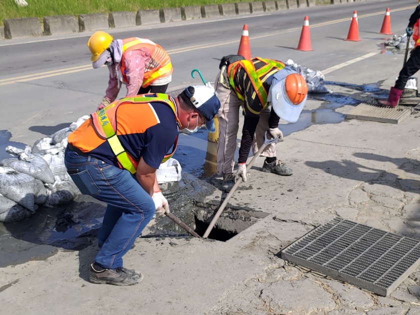 道路側溝排定期程進行清淤作業