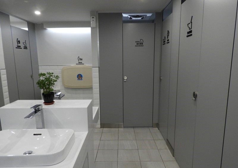 坐式馬桶、小便斗都有獨立隔間保護隱私