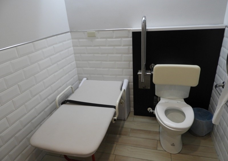 無障礙廁所內設置一張單手可操作照護床